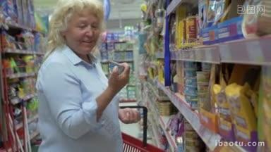 在超市里，身穿蓝色上衣、金发碧眼的女职员正拿着购物篮挑选宠物食品罐头，并仔细阅读配料